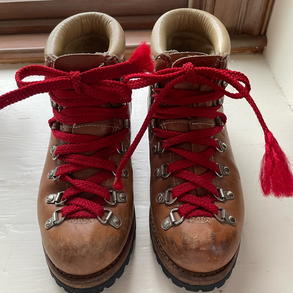 Vintage Vibram all leather hiking boots in good  condition.  US Size 7.